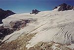 Pohled ze Shberlu (2422m) jinm smrem na ledovec Hallsttter. V pozad zleva Kl. Gjaidstein (2794m), Sdl. a Nrdl.-Dirndl (2818 a 2832m) a Hoher Dachstein (2995)