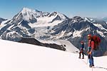 Na ledovci Hohberggletscher pi sestupu z Domu (4545 m). V pozad Weisshorn