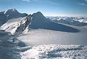 Pohled z Hint.-Hintereis-Spitze (3486 m) na Zinne (3381 m). Uprosted v pravo jsou vidt dv teky, Jana a Robin.