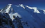Pohled na Mont Blanc du Tacul, v pozadí Mont Blanc