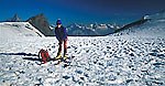 Nasazování skialpinistických pásů v sedle Breithornpass (3816 m)
