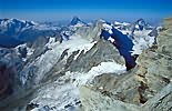 Pohled z hřebene na Matterhorn (4.478 m n.m) a Dent Blanche (4.357 m n.m)