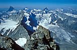 Pohled z vrcholu na Matterhorn (4.478 m n.m) a Dent Blanche (4.357 m n.m)