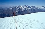 Klárka při sestupu z vrcholu. V pozadí Dom (4.545 m n.m.) a Taschhorn (4.491 m n.m.)