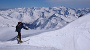 Překonávání vrcholového hřebínku na lyžích