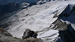 Největší je ledovcový areál Saas-Fee 1800/Allalin pod Allalinhornem (vzadu uprostřed). Nabízí celoroční lyžování.