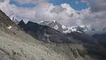 V pozadí je vidět plochý vrchol Alphubel