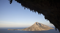 Pohled z jeskyně Grande Grotta na ostrov Telendos