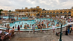 Széchenyiho termální lázně jsou nejrozsáhlejšími léčebnými lázněmi v Evropě. Nacházejí se v nich 3 venkovní a 15 vnitřních bazénů. Kromě veřejné části obsahují i rehabilitačně-léčebnou část. Lázně se nacházejí v Budapešti u stejnojmenné stanice metra v městském parku. Jsou napájeny ze dvou termálních pramenů o teplotě 74 a 77 stupňů Celsia. Wikipedia 