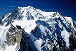 V pozadí Mt Blanc du Tacul (4248m), Mt. Blanc (4808m), Aig. du Midi. Dobře patrný je hřeben z Aig. du Midi kterým jsem postupovali.