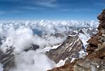 Vrcholy Alp v oblačnosti z Matterhornu