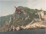Pohled od ostrova Palmaria na bivak 'ORLÍ HNÍZDO' - Mandrachia. Skalák je padesát metrů za kopcem (z druhé strany). Viditelné stěny jsou až 200m.